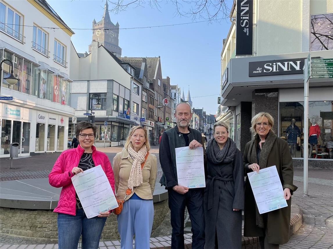 Rufen zum Mitmachen auf (v.l.): Catrin Verrieth (Marien Apotheke), Sigrun Hintzen (Buchhandlung Hintzen), Dirk Posdena (Stadt Kleve), Kristina Janßen (WTM Stadt Kleve), Gaby Kreusch (Yarndesign).Foto: WTM