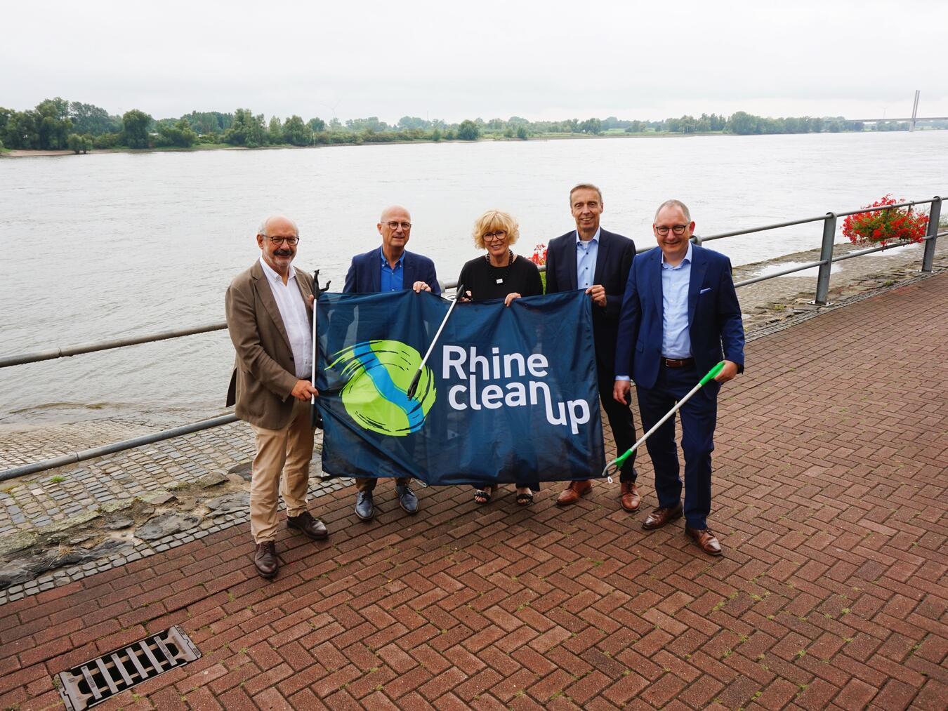 Rufen zum „RhineCleanUp“ auf: (v. li.) Wolfgang Gebing, Bürgermeister Kleve, Peter Hinze, Bürgermeister Emmerich, Dr. Britta Schulz, Bürgermeisterin Kalkar, Wilfried Röth, Vorstandvorsitzender Sparkasse Rhein-Maas, und Sebastian Hense, Bürgermeister Rees. Foto: Stadt Rees