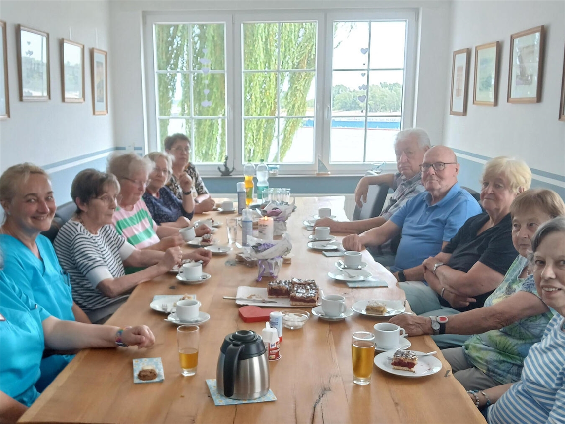 "Trauercafé im Clubhaus des Reeser Rudervereins mit Rheinblick, Juli, CV Kleve"