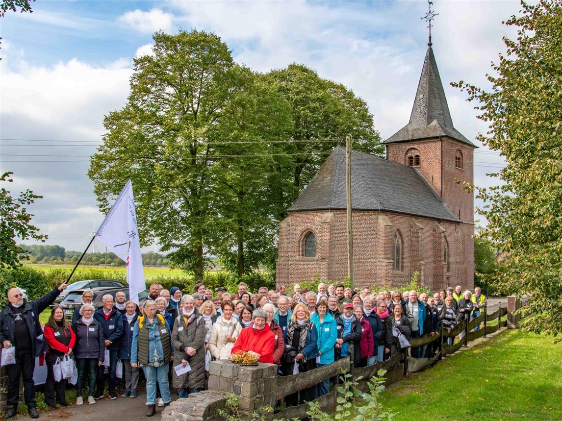 Rund 100 Küster aus dem ganzen Bistum hatten sich auf den Weg nach Kevelaer gemacht. An der Hubertuskapelle in Keylaer legten sie einen kurzen Zwischenstopp ein. Foto: Bischöfliche Pressestelle / Christian Breuer
