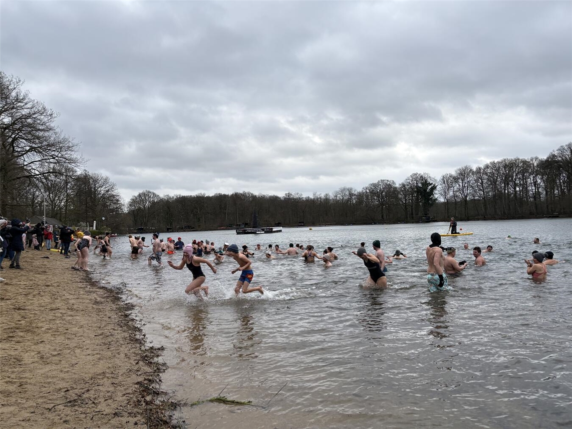 Rund 100 Schwimmer nahmen am ersten Neujahrsschwimmen im Eyller See teil.Foto: privat