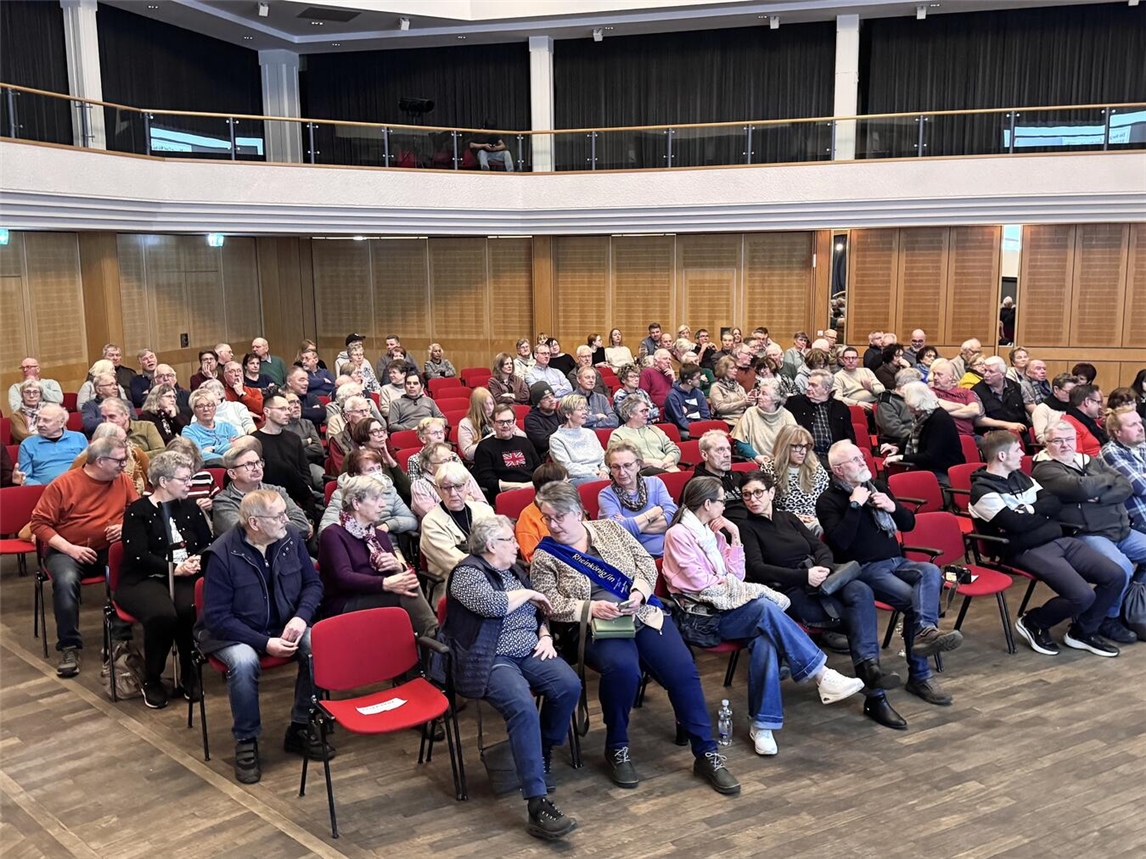 Rund 120 Gäste kamen ins Bürgerhaus, darunter viele Protagonisten der gezeigten Film- und Fernsehbeiträge. Foto: Ressa