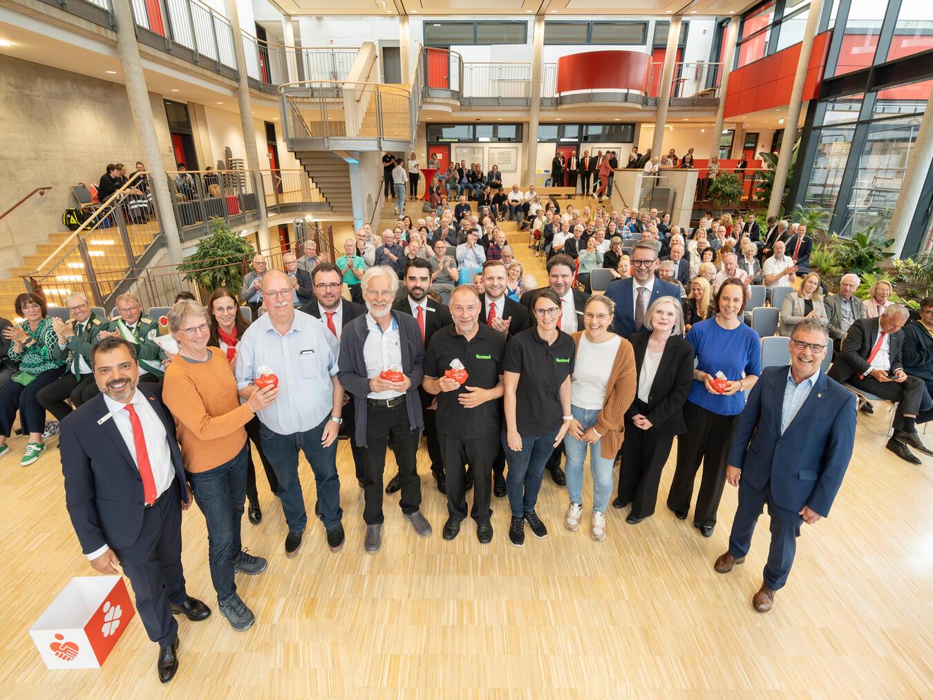 Rund 180 Gäste des Ehrenamtsforums erlebten im Oberstufenforum der Rheinberger Europaschule unterhaltsame Gespräche mit engagierten Ehrenamtlern sowie die Ziehung von fünfmal 250-Euro-Extraspenden.Foto: Sparkasse am Niederrhein