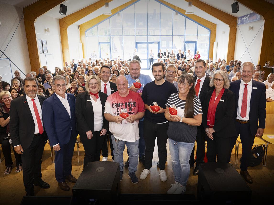 Rund 180 Gäste des Ehrenamtsforums erlebten in der Aula des Amplonius Gymnasiums interessante Interviews mit Ehrenamtlichen und die Ziehung von vier Extraspenden von je 250 Euro. Giovanni Malaponti und Bürgermeister Dietmar Heyde (1. und 2. v.l.) sowie der stellvertretende Landrat Günter Helbig (5. v. r.) und Sparkassenvorstand Bernd Zibell (ganz rechts) gratulierten den Gewinnern. Foto: Bettina Engel-Albustin