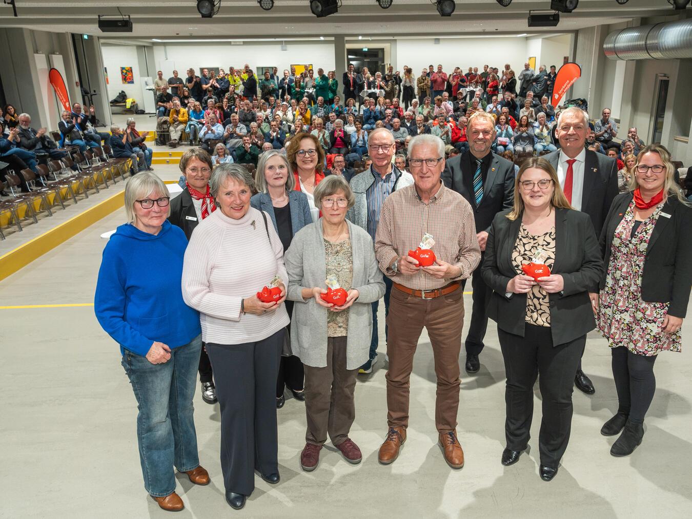 Rund 180 Gäste des Ehrenamtsforums erlebten in der Aula der Sekundarschule Alpen informative Gespräche mit engagierten Ehrenamtlern sowie die Ziehung von viermal 250-Euro-Extraspenden. Foto: Sparkasse am Niederrhein