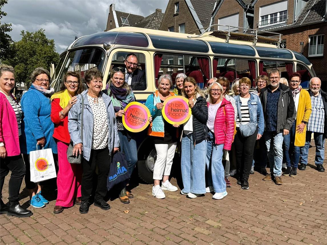 Rund 20 Teilnehmer überzeugten sich von den Produkten aus der Region während der heimatshoppen-Bustour. Mit dabei: Annette Kook (l.) und Sandra Kimm-Hamacher (2. v. l., beide WfG) sowie der Reeser Bürgermeister Sebastian Hense (6. v. l.). Foto: Stadt Rees
