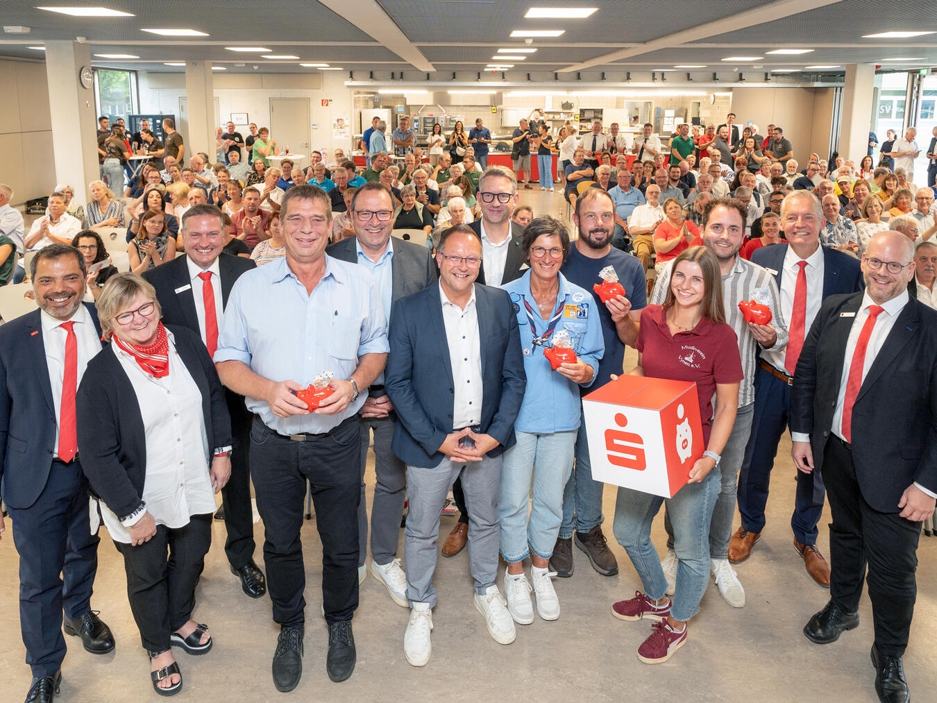 Rund 200 Gäste des Ehrenamtsforums erlebten in der Mensa der Xantener Willi-Fährmann-Gesamtschule unterhaltsame Gespräche mit engagierten Ehrenamtlern sowie die Ziehung von viermal 250-Euro-Extraspenden. Foto: Sparkasse am Niederrhein