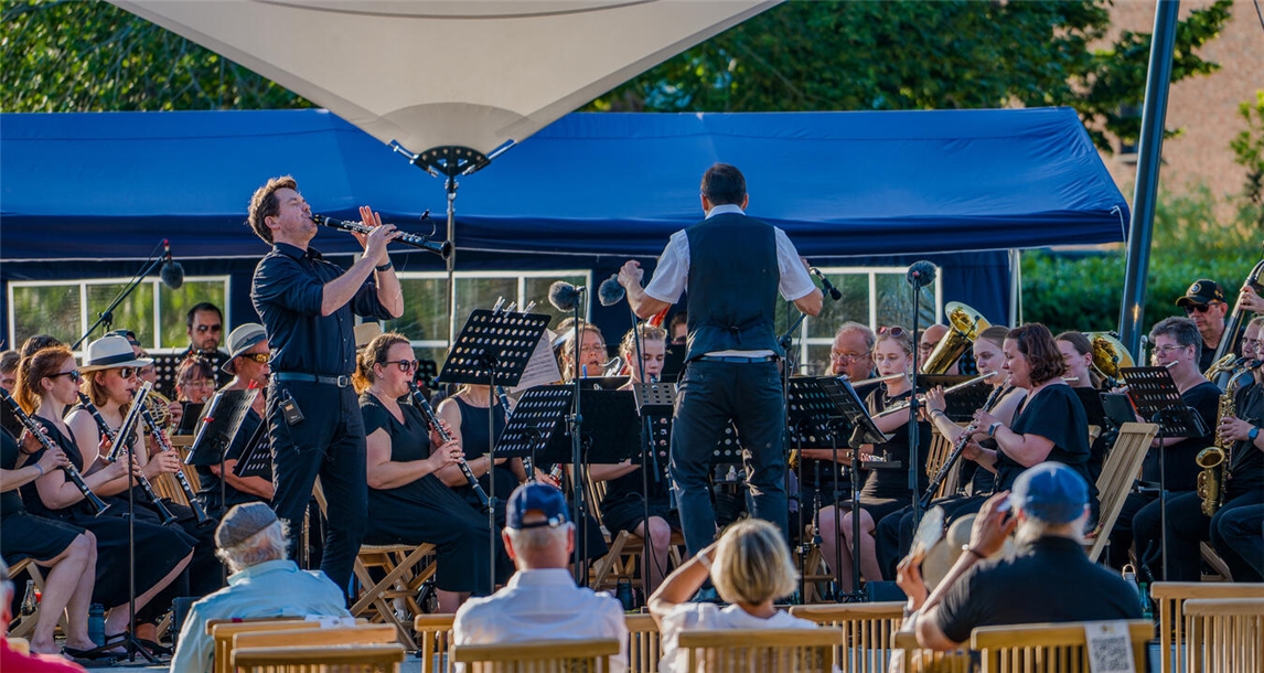Open-Air-Konzert des Symphonischen Blasorchesters Niederrhein im Bürgerpark Nieukerk mit 250 Besuchern. Foto: Henning Ott.