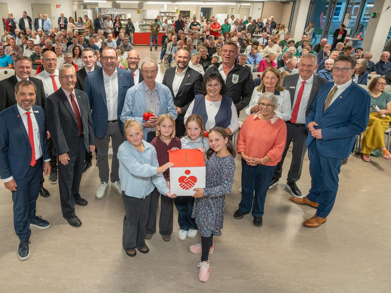 Rund 250 Gäste des Ehrenamtsforums der Sparkasse am Niederrhein erlebten in der Mensa der Willi-Fährmann-Gesamtschule in Xanten interessante Interviews mit Ehrenamtlichen sowie die Ziehung von viermal 250-Euro-Extraspenden. Vier Schülerinnen der Hagelkreuzschule waren die Glücksfeen (v.l.n.r.): Romy, Ida, Clara und Mila. Mit Bürgermeister Rafael Zur (Mitte) gratulierten unter anderen der Landtagsabgeordnete René Schneider (ganz rechts), der stellvertretende Landrat Günter Helbig (4. v. l.), Frank Berger, Verwaltungs- und Beiratsvorsitzender der Sparkasse (6. v. l.), sowie die Sparkassenvorstände Giovanni Malaponti (ganz links) und Bernd Zibell (2. v. r.).