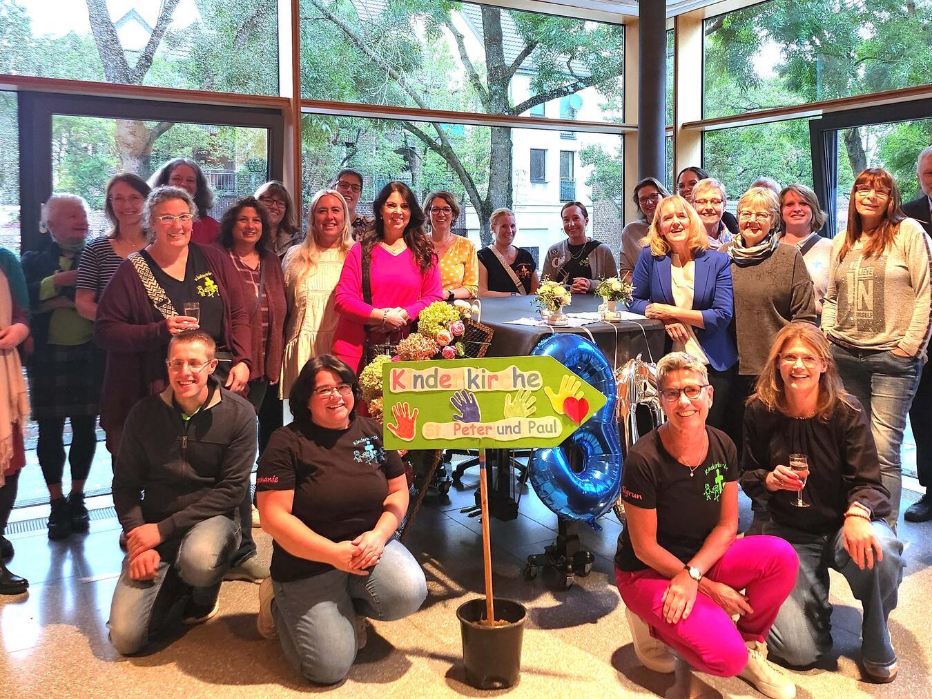Rund 30 Ehrenamtliche waren nach Straelen gekommen, um den runden Geburtstag der Kinderkirche zu feiern.Foto: Bogers