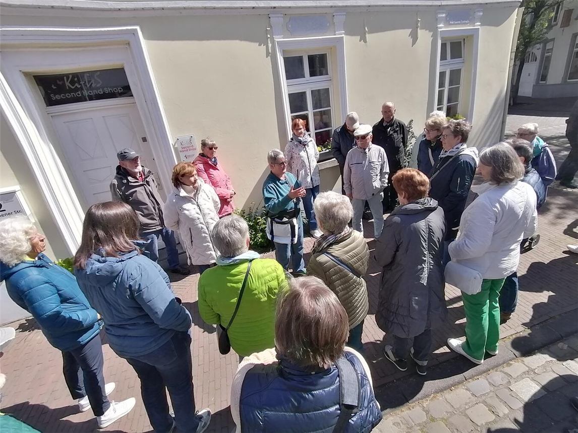 "Ortsrundgang mit 30 Teilnehmern, organisiert vom HVV, Gruppenfoto im Freien"