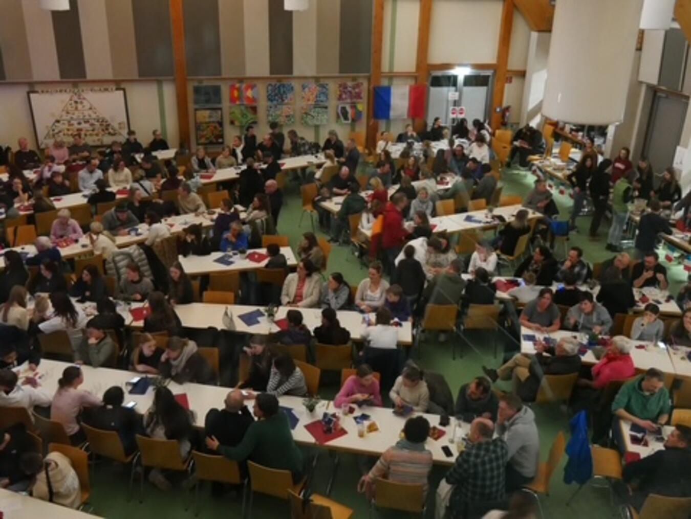 Rund 300 Gäste nahmen am französischen Abend in der Mensa des Gymnasiums Kevelaer teil. Foto: privat