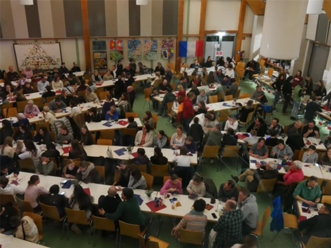 Rund 300 Gäste nahmen am französischen Abend in der Mensa des Gymnasiums Kevelaer teil. Foto: privat