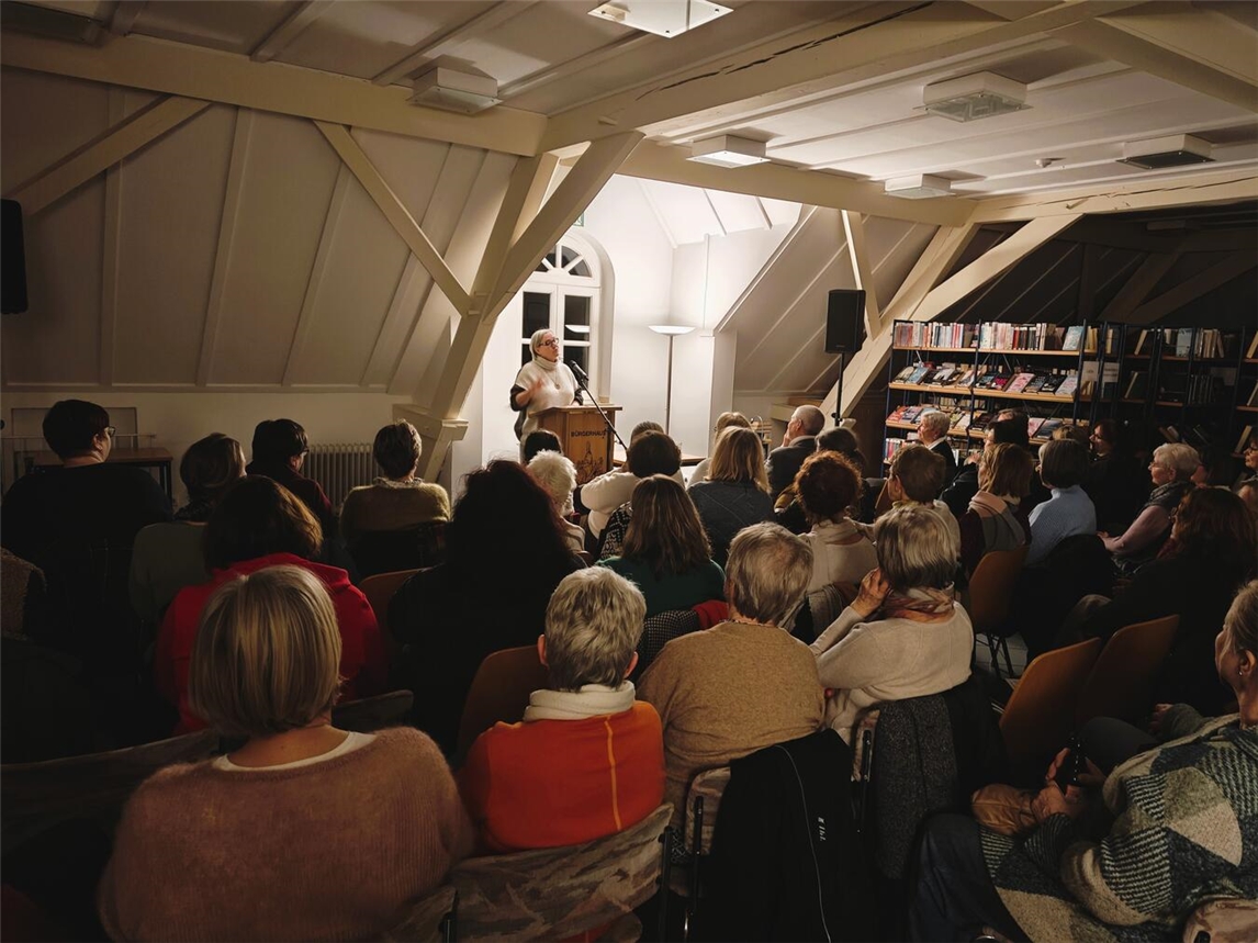 Rund 60 Gäste folgten der Lesung von Mechtild Borrmann in der Stadtbücherei in Rees. Foto: Stadt Rees