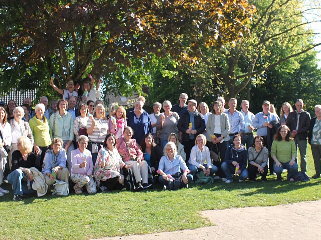 Gruppenfoto von etwa 70 Alumni bei einem Treffen im Freien, alle lächeln. Foto von Andrea Winkels.
