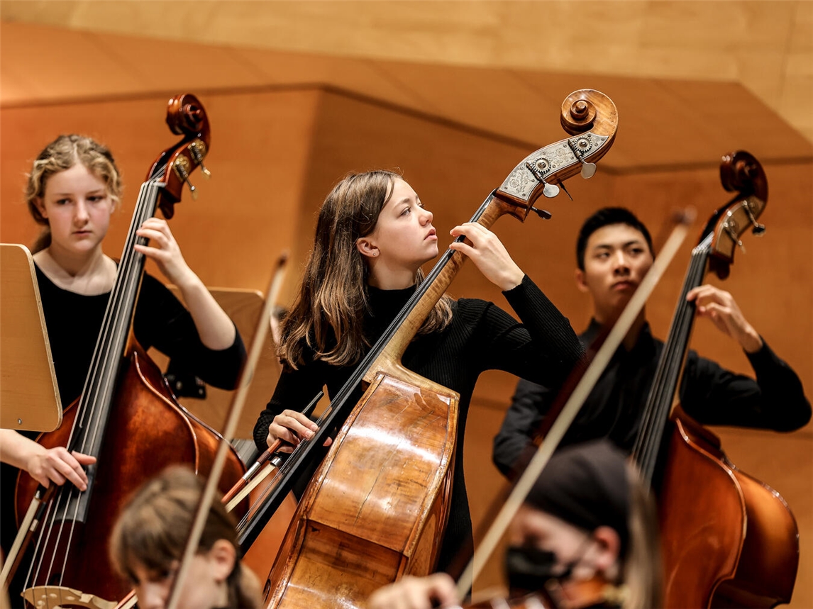 Rund 80 junge Musiker zwischen zehn und 14 Jahren spielen am 30. November in Kleve ein magisches Konzertprogramm. Foto: Kinderorchester NRW