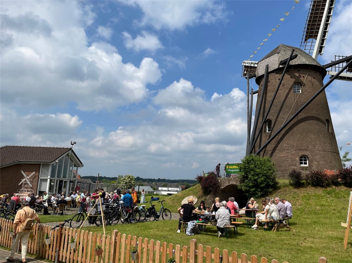 "Historische Mühle in Elten beim Mühlenfest, Menschen genießen das Event"
