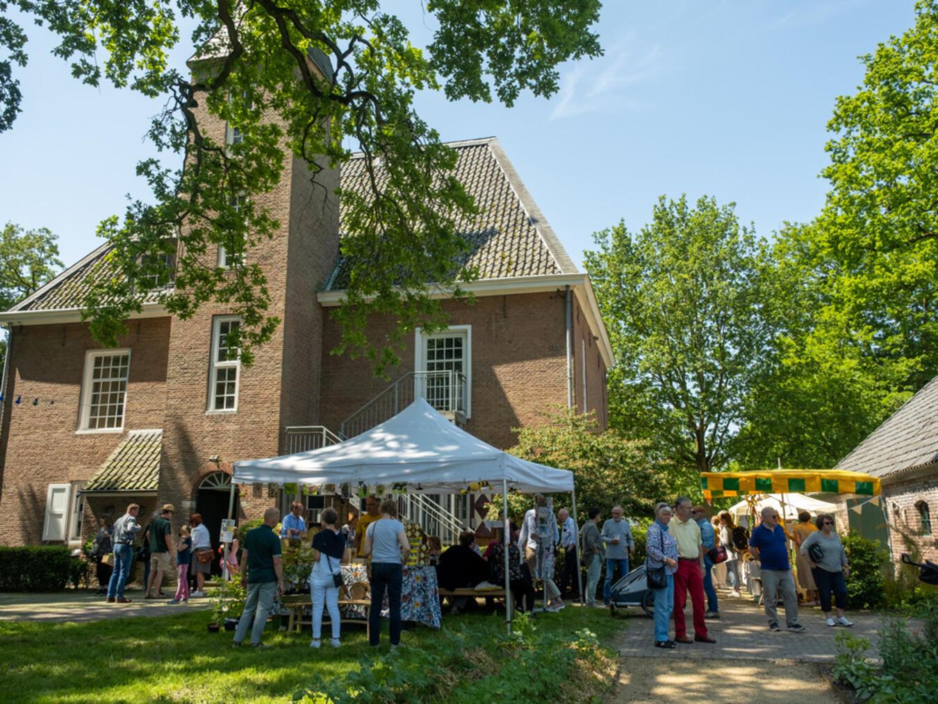 Rund um das Schlösschen Borghees stehen die Stände. Foto: TIK Theater