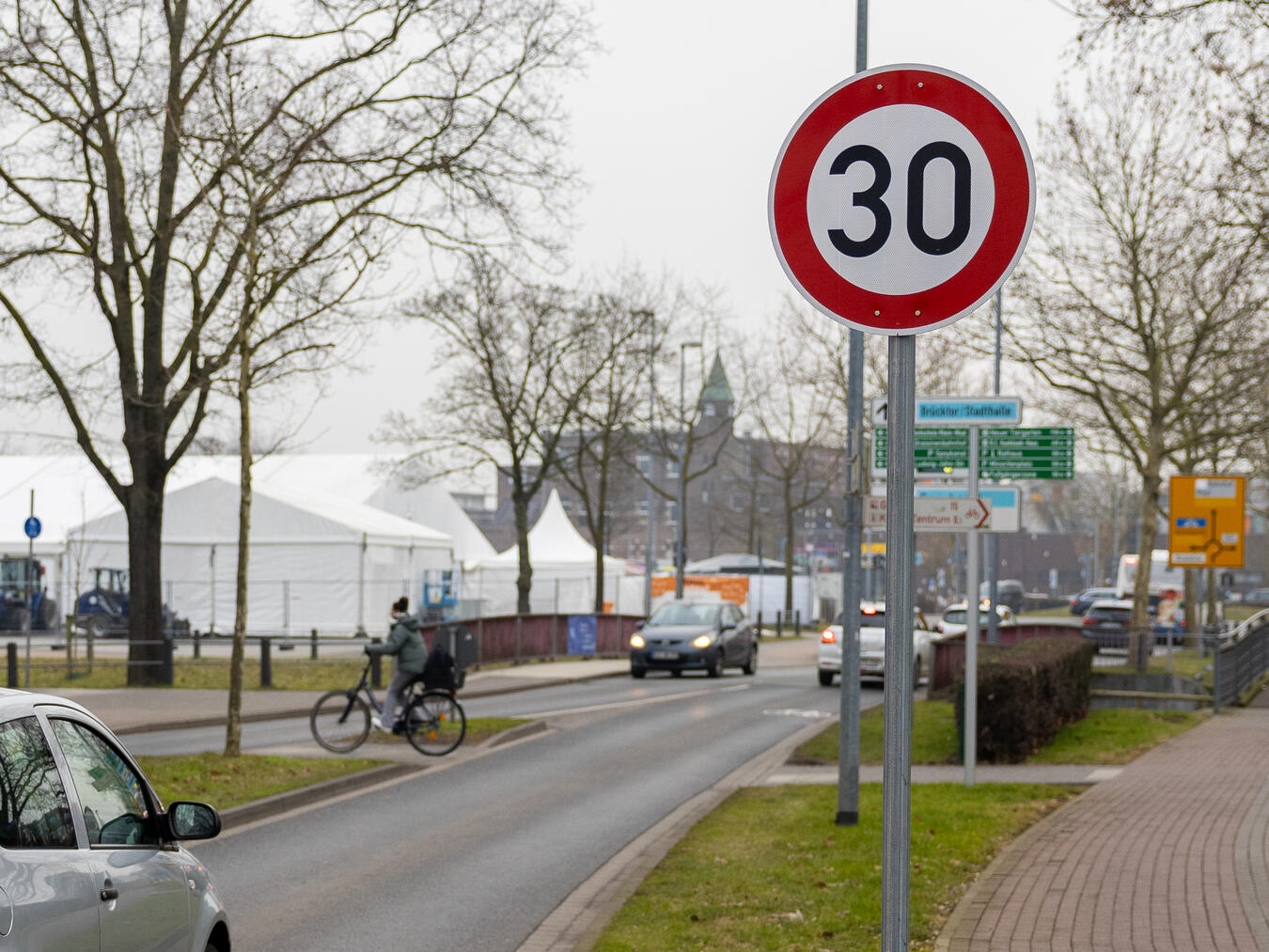 Rund um die innerstädtischen Querungshilfen an der Hafenstraße und der Wiesenstraße gilt jetzt Tempo 30. Foto: Stadt Kleve