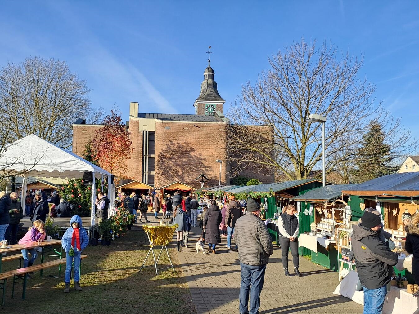 Rund um die Kirche lädt der Weihnachtsmarkt wieder zum gemütlichen Bummel ein. Fotos: privat