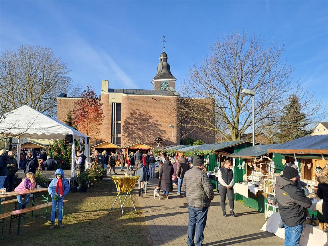 Rund um die Kirche lädt der Weihnachtsmarkt wieder zum gemütlichen Bummel ein. Fotos: privat