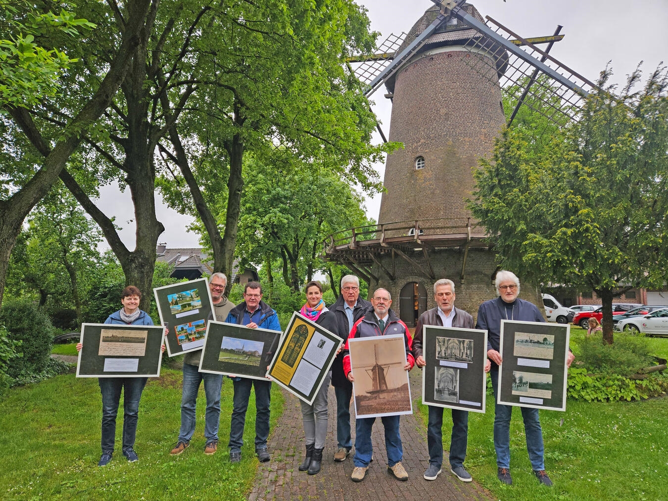 "Frühstück am Vatertag bei der Mühle mit Ausstellung, idyllische Szene"