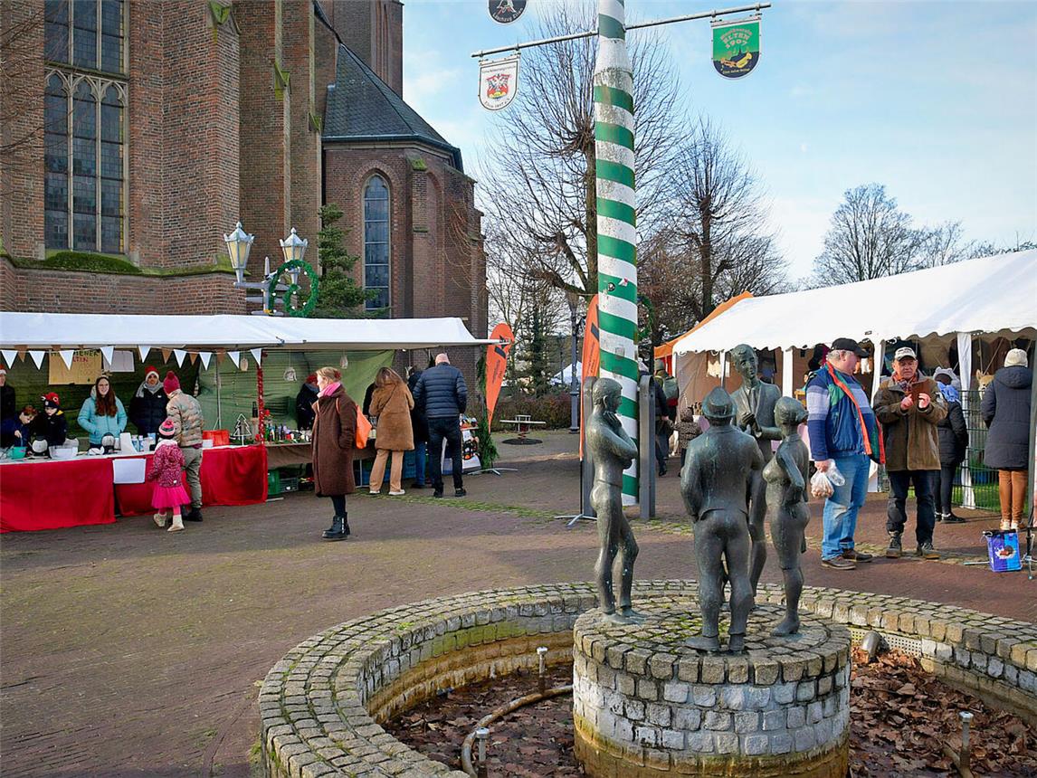 Rund um die St.-Martinus-Kirche präsentieren sich 40 Aussteller. NN-Foto: Rüdiger Dehnen