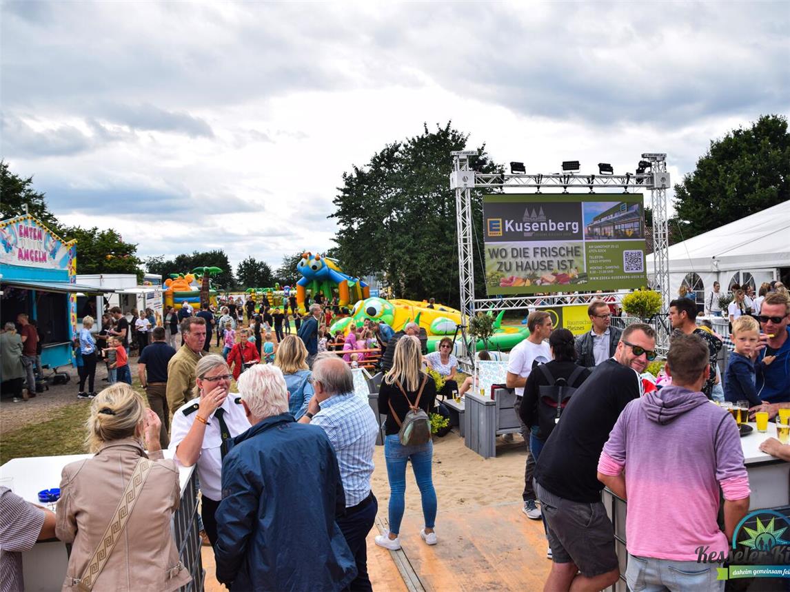 Rundum das Festzelt am Scharsenweg wartet vier Tage Kirmesspaß.