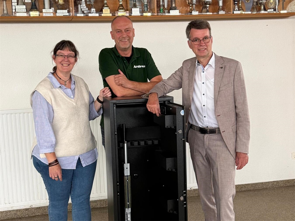 "Ruth Anold, Andreas Gutesa, Michael Rütten lächeln in Kamera, Gruppenfoto, privat, Portrait, freundliche Gesichter"