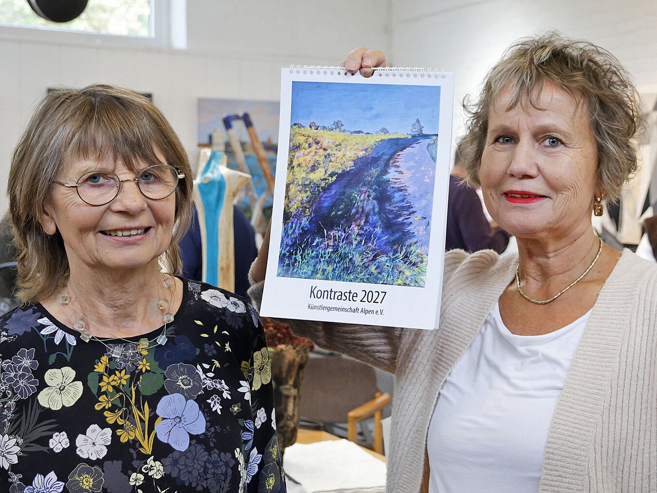 Ruth Butzkies (l.) und Christel Goergen (r.) präsentieren den Kalender 2027 der Künstlergemeinschaft Alpen. NN-Foto: Theo Leie
