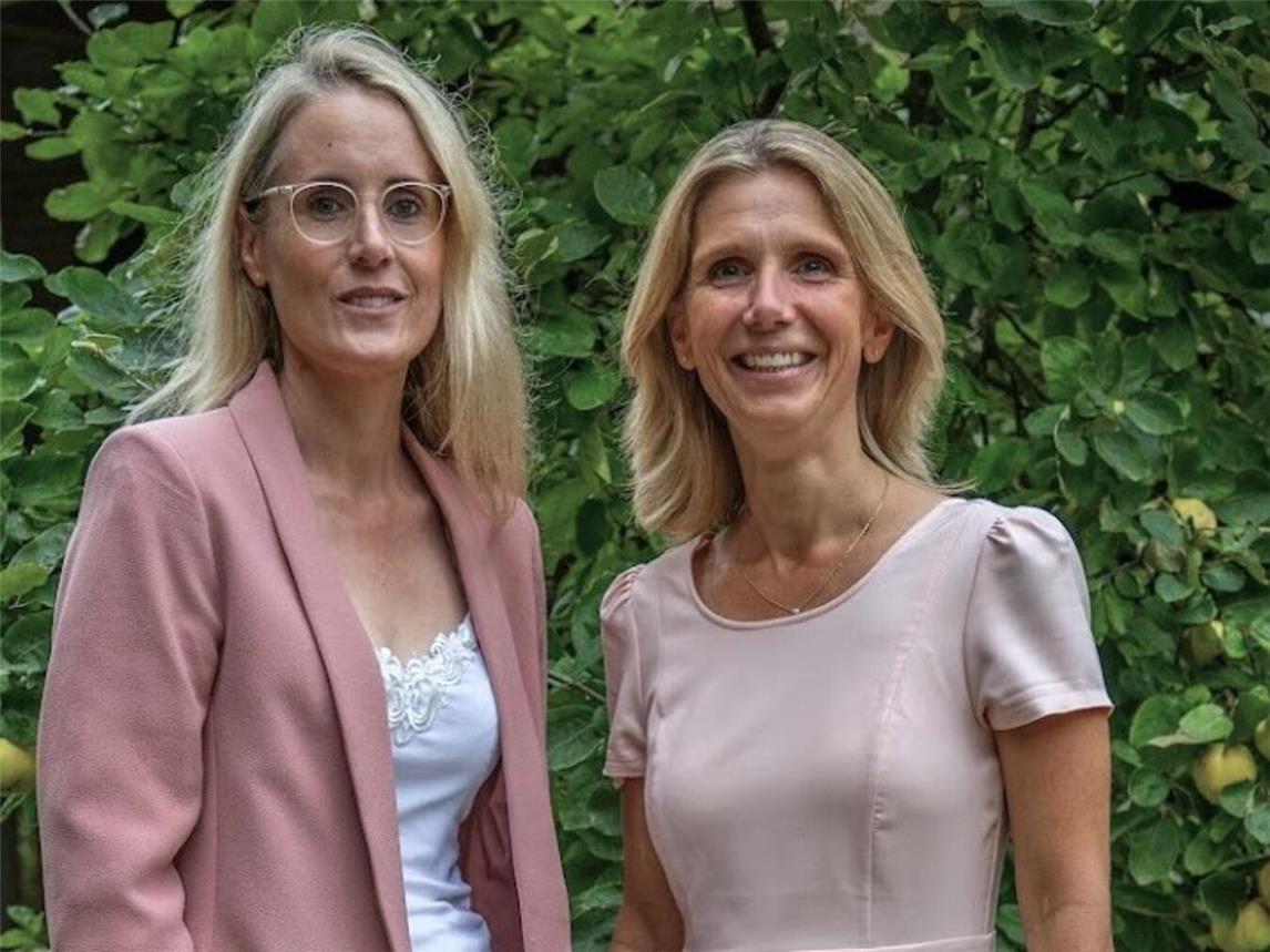 Ruth Plege, Achtsamkeitstrainerin (l.), und Annette Giefer, Musikerin, kündigen ihre letzten Konzerte an. Fotografie Derks