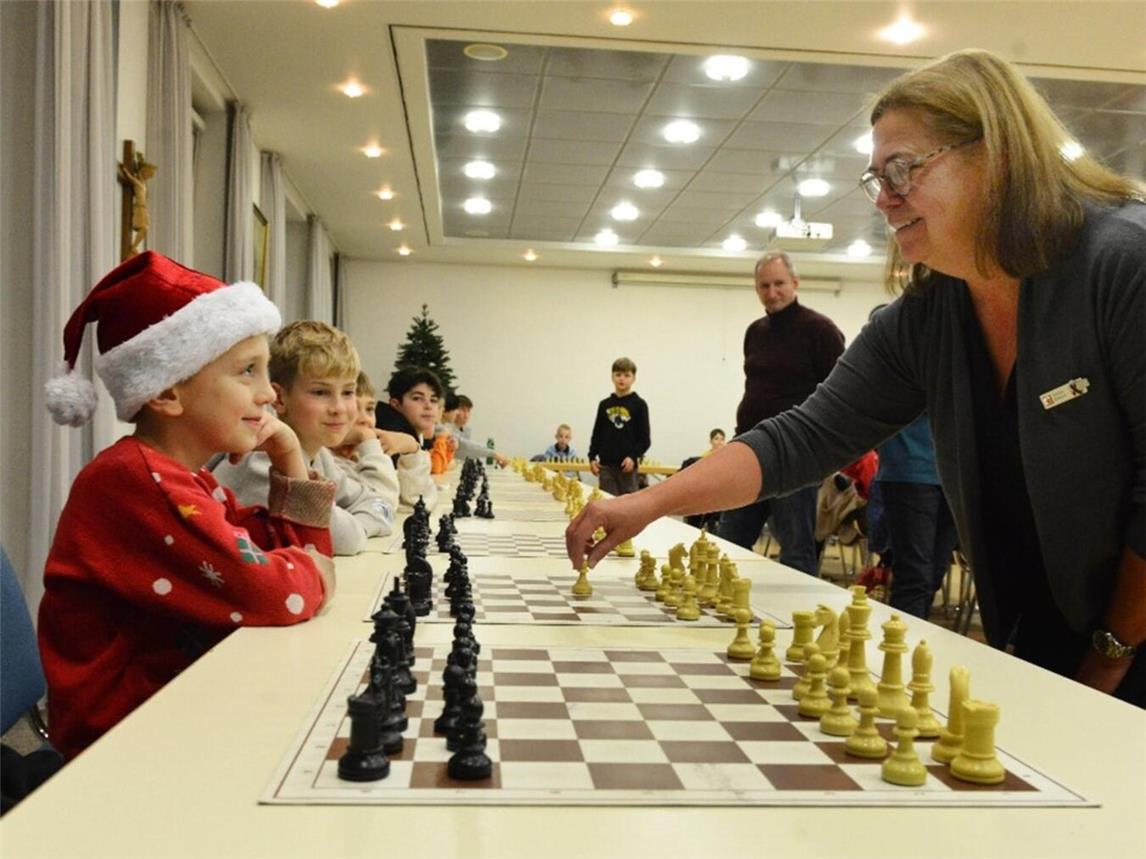 Sabine Eckford von der Sparkasse Rhein-Maas setzte den ersten Zug beim Nikolaus-Schachturnier von Sparkasse und Turm Kleve. Foto: Sparkasse Rhein-Maas