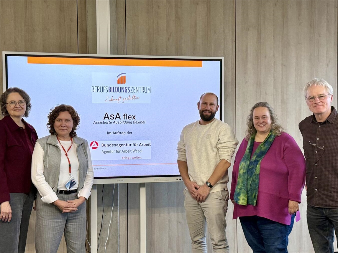 Sabine Hanzen-Paprotta, Susanne van de Boom (beide Agentur für Arbeit), Michael Müller, Birgit Trothe und Hans-Josef Bruns (alle Berufsbildungszentrum Kreis Kleve; v.l.) stellten die „Assistierte Ausbildung flex“ vor. NN-Foto: SP