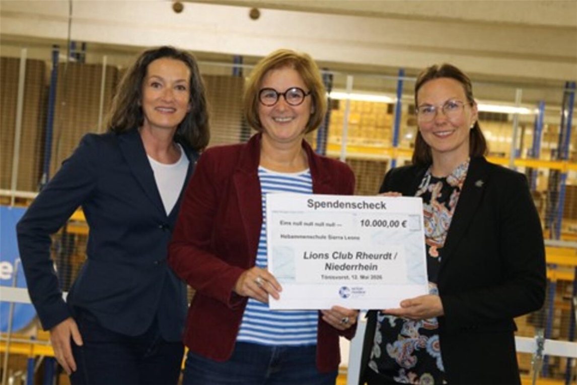 "Sabine Kasper-Wiesner und Kathrin Zwanzig überreichen Spendenscheck an Stephanie Wickerath von action medeor."