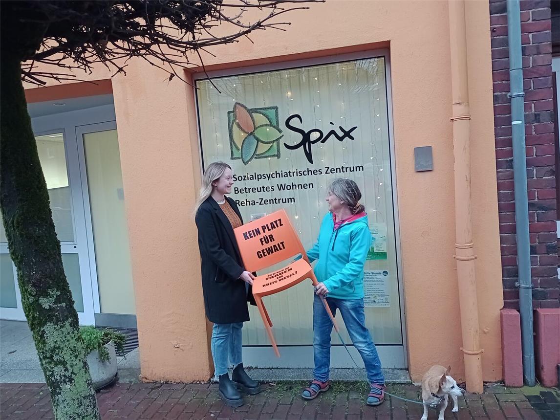 Sabine Reuß (Gleichstellungsbeauftragte Stadt Xanten, l.) und Sonja Walbrecht (Spix) mit dem orangefarbenen Stuhl. Foto: Stadt Xanten