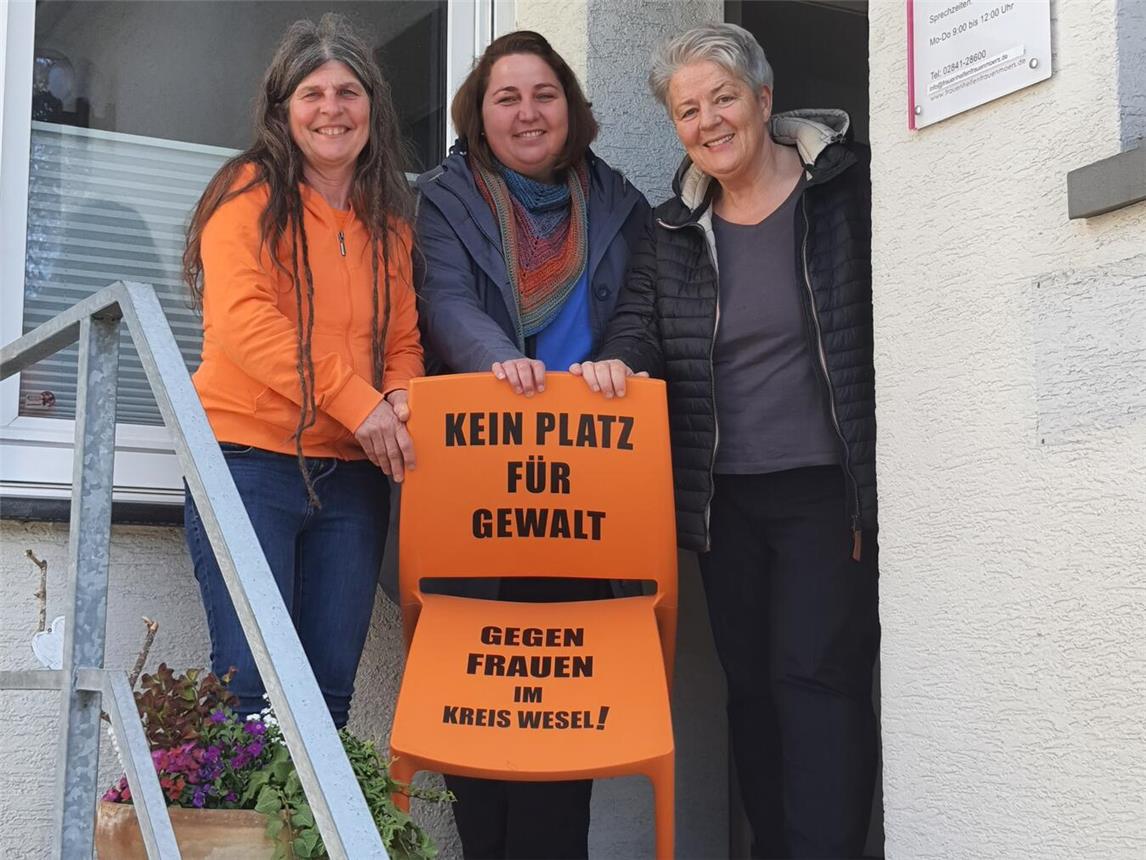 Sabine Reuss (l.) hat den Stuhl an Claudia Scheunemann und Sabine Kellner (r.) von Frauen helfen Frauen e.V. Moers übergeben. Foto: Stadt Xanten