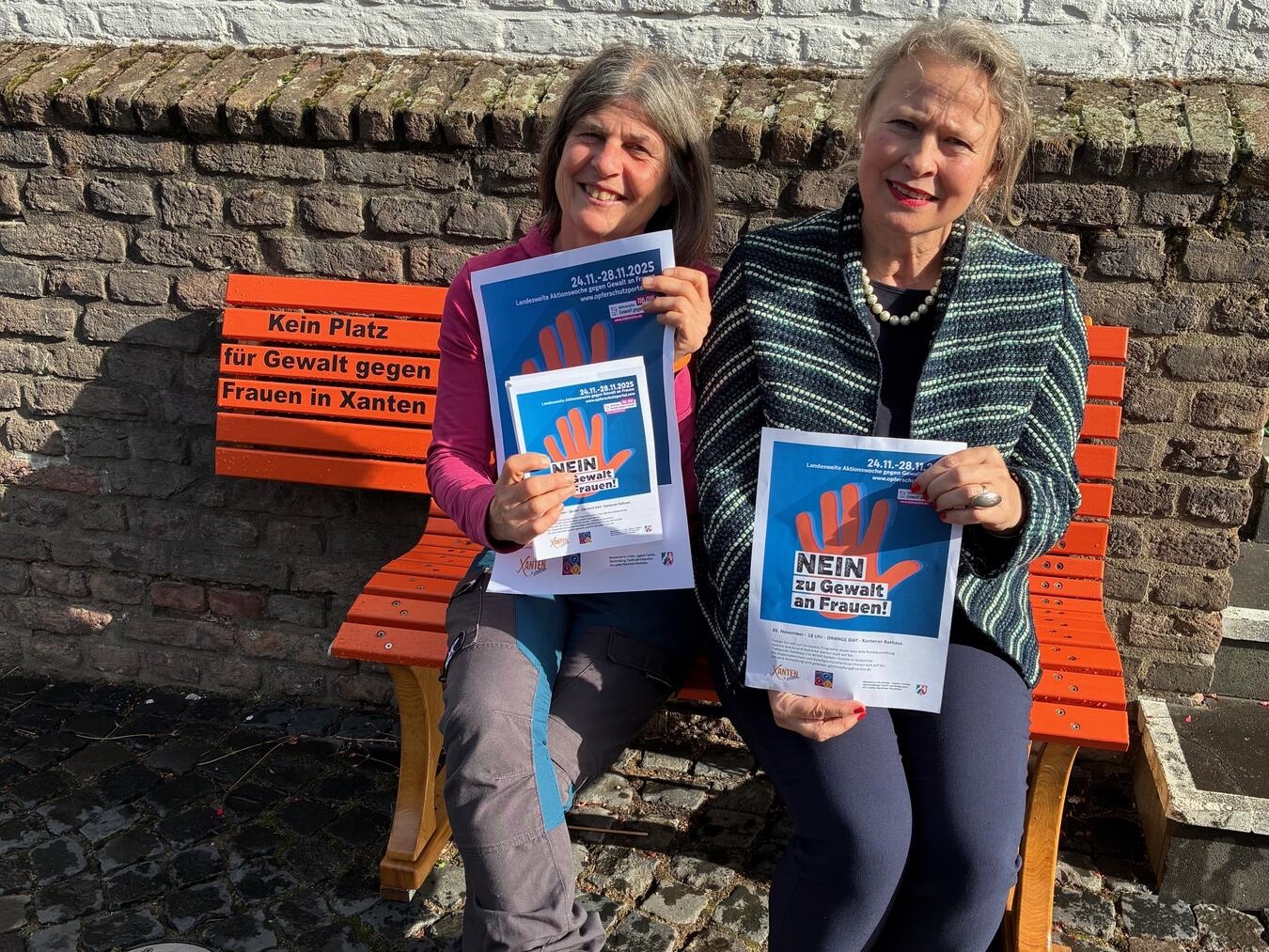 Sabine Reuß und Dorota Hegerath (beide Stadt Xanten) machen sich für die Orange Days stark. Foto: Stadt Xanten