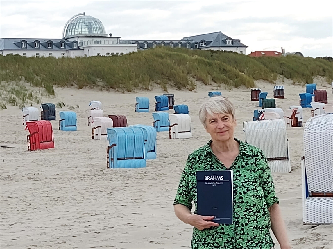 "Sabine Stalmann entspannt im Urlaub mit Kopfhörern, Musikliebhaberin, Portraitfoto"