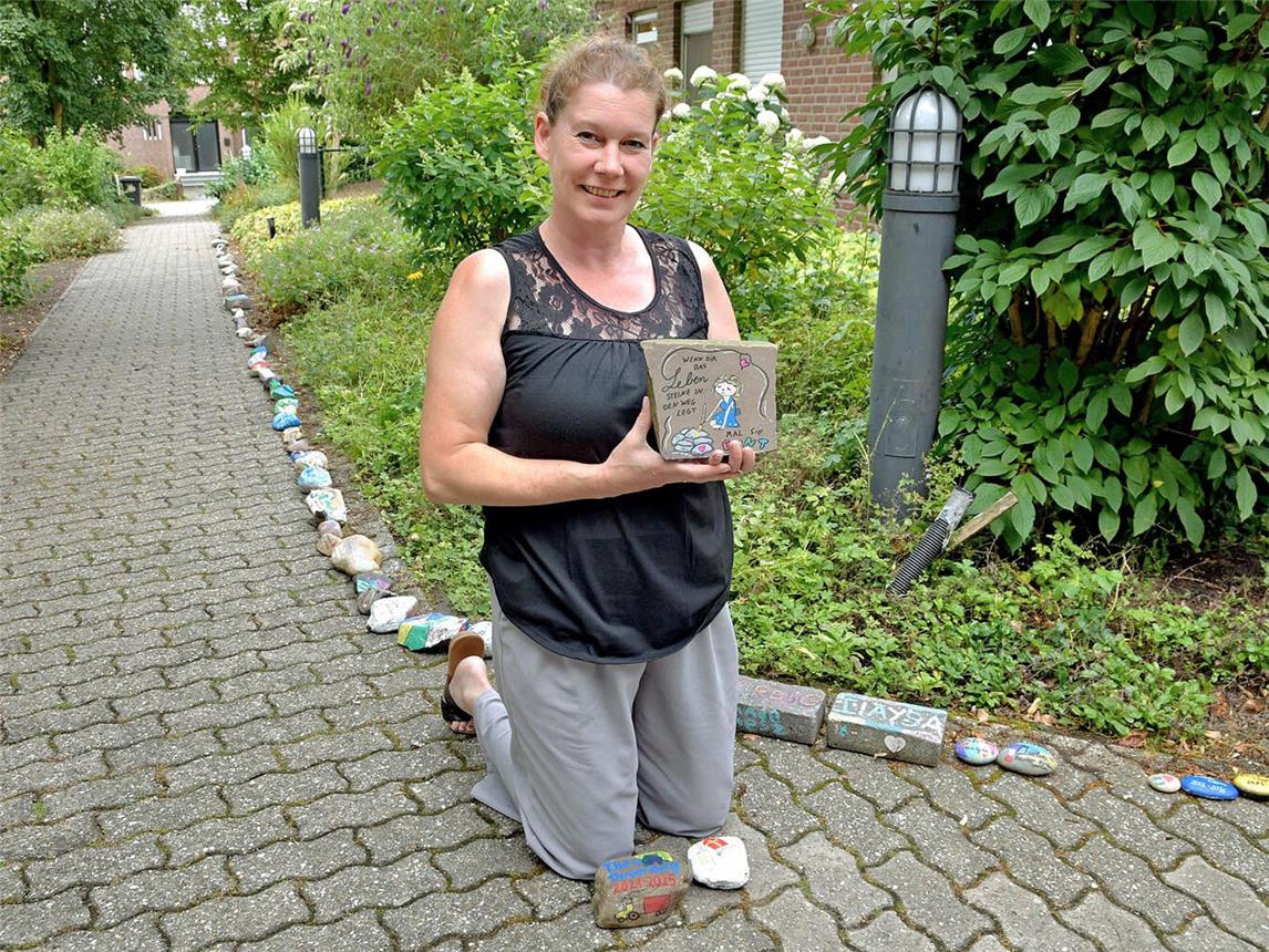 Sabine Verhoeven und die Erinnerungssteine am Zyfflicher Kindergarten. NN-Foto: Rüdiger Dehnen