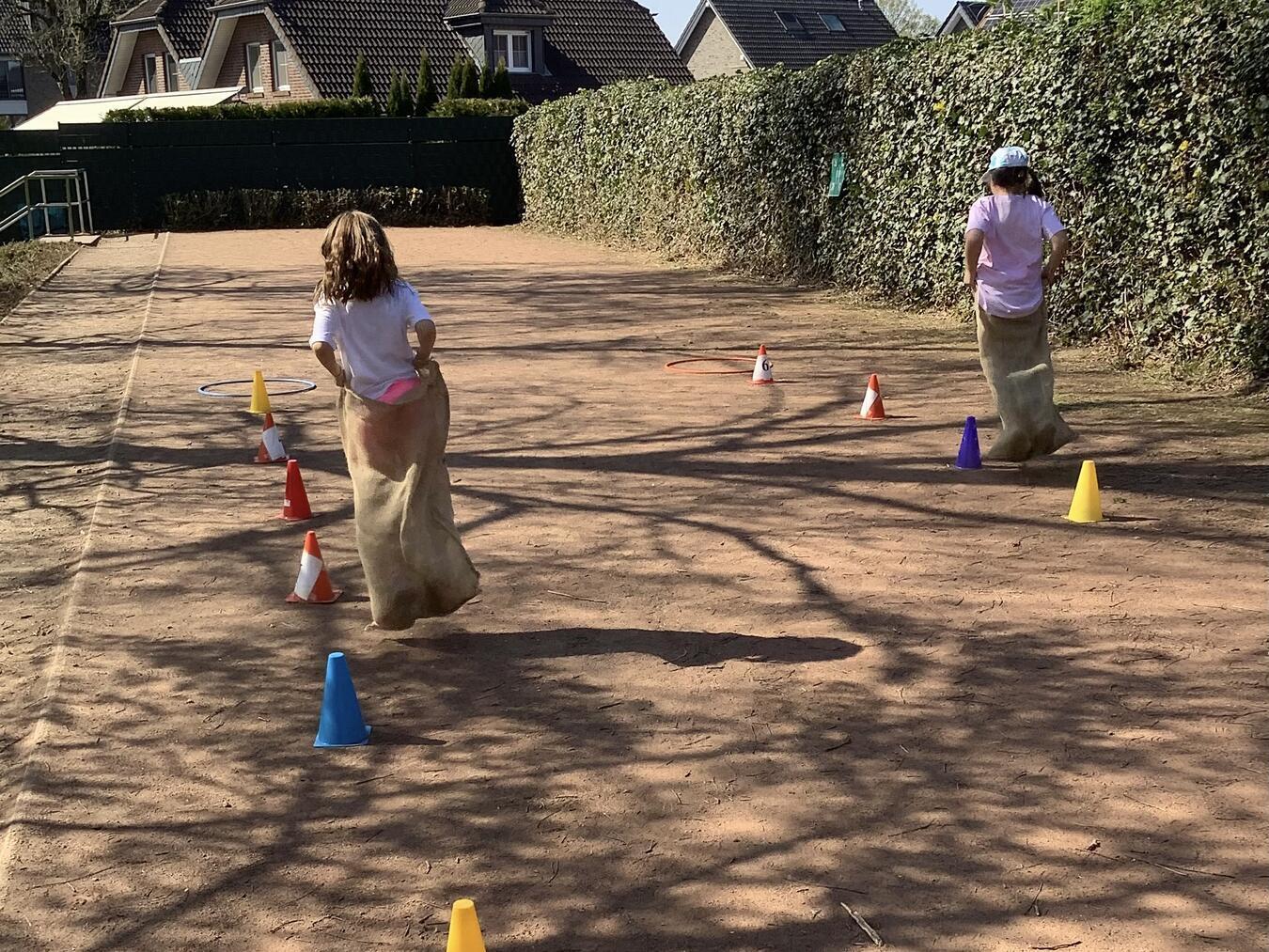 Sackhüpfen, Eierlauf und vieles mehr, gab es für die Kinder der St. Antonius Grundschule Hartefeld auf ihrem Frühlingsfest zu spielen. Foto: Privat