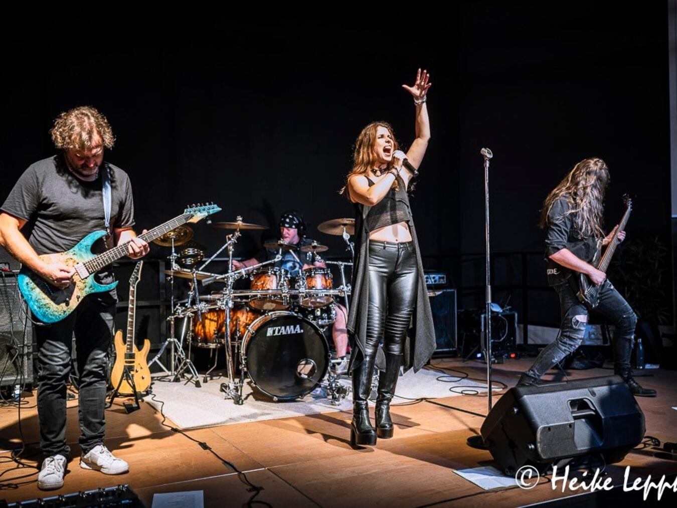 Sacred Groove laden zum exklusiven Solo-Konzert in die Räubertochter Bar nach Weeze ein. Stefan Deiners, Bastian Sawalt, Alona Levina und Dennis Meivogel (v.l.) freuen sich auf viele Besucher.Foto: Heike Leppkes