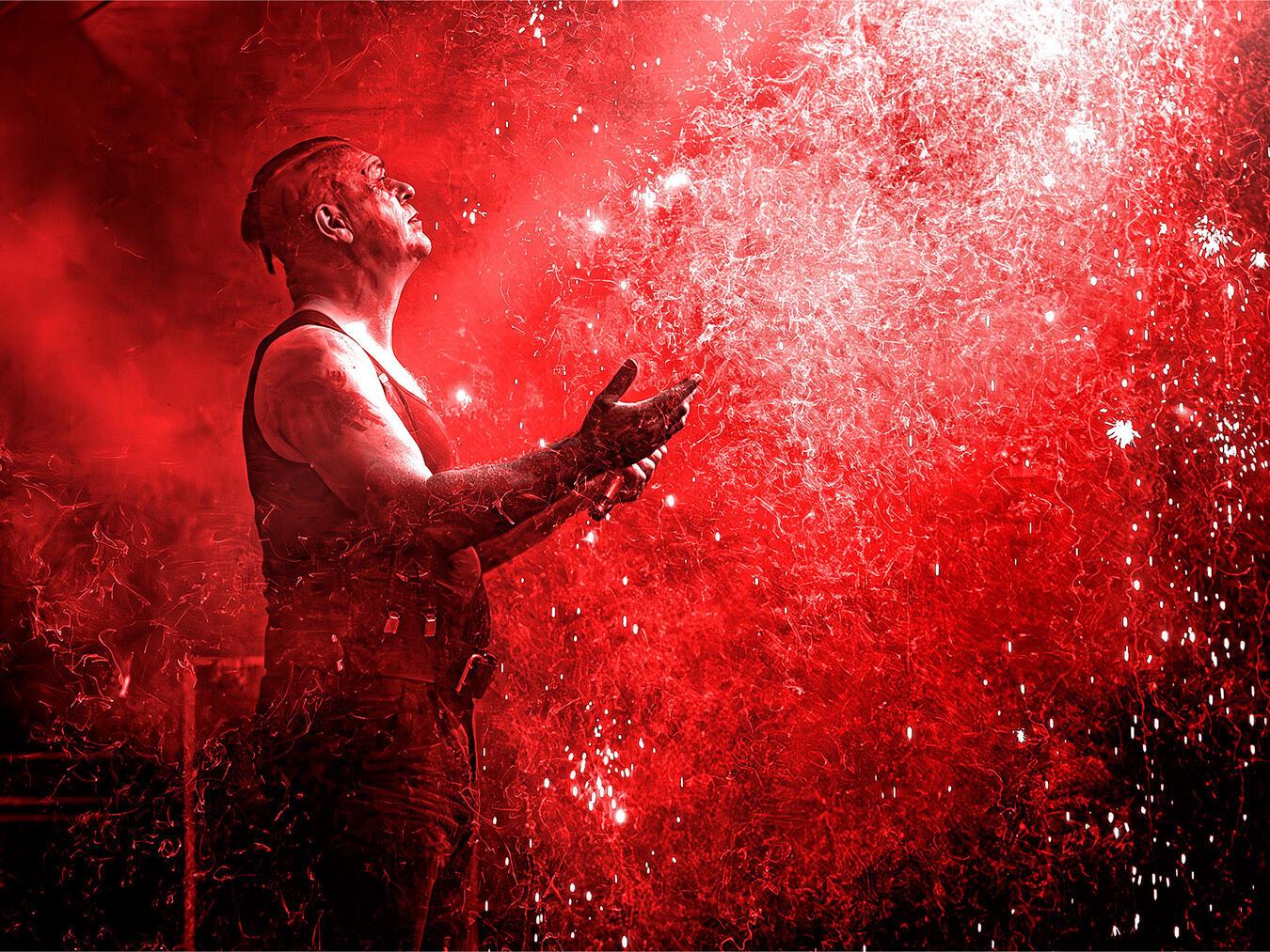 Sänger und Frontmann der Rammstein Tribute Show ist Helfried „Heli“ Reißenweber.Foto: Christian Böhme