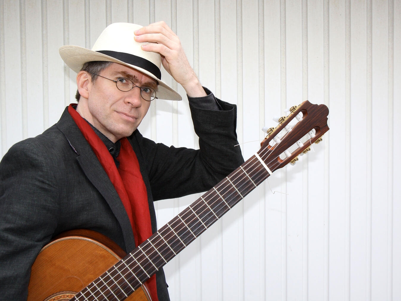 Sänger und Gitarrist Jochen Jasner lädt zu einem Abend mit Tango, Bolero und mehr ein. Foto: Jochen Jasner