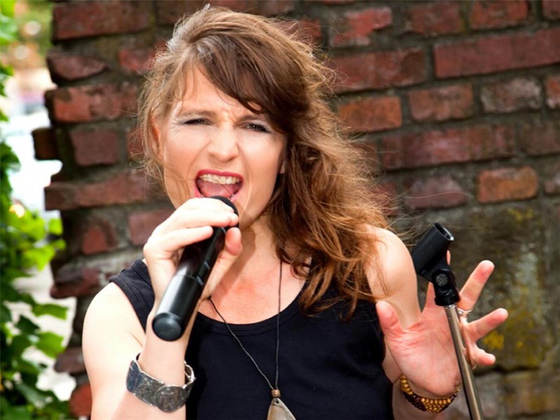 Sängerin Chrisi Maas stimmt die Besucher musikalisch auf den Kinoabend ein. Foto: privat