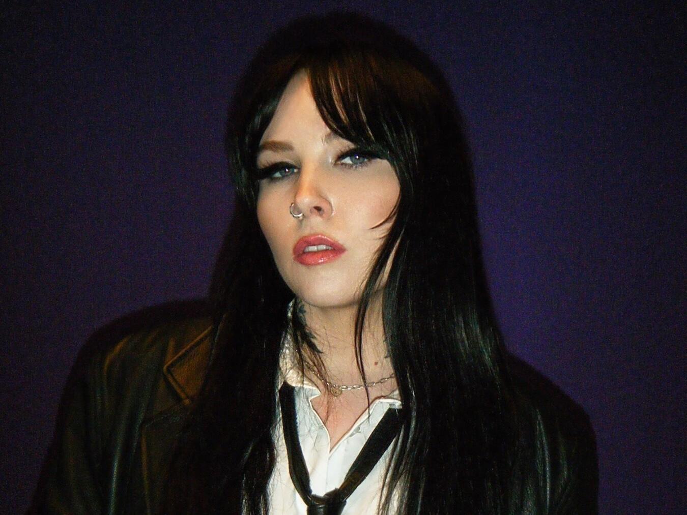 Sängerin Kenya Grace bringt im Sommer internationales Flair zu San Hejmo und erschafft mit ihrem mitreißenden Dancefloor-Sounds einen neuen Blick auf elektronische Popmusik.Foto: leonxphoto