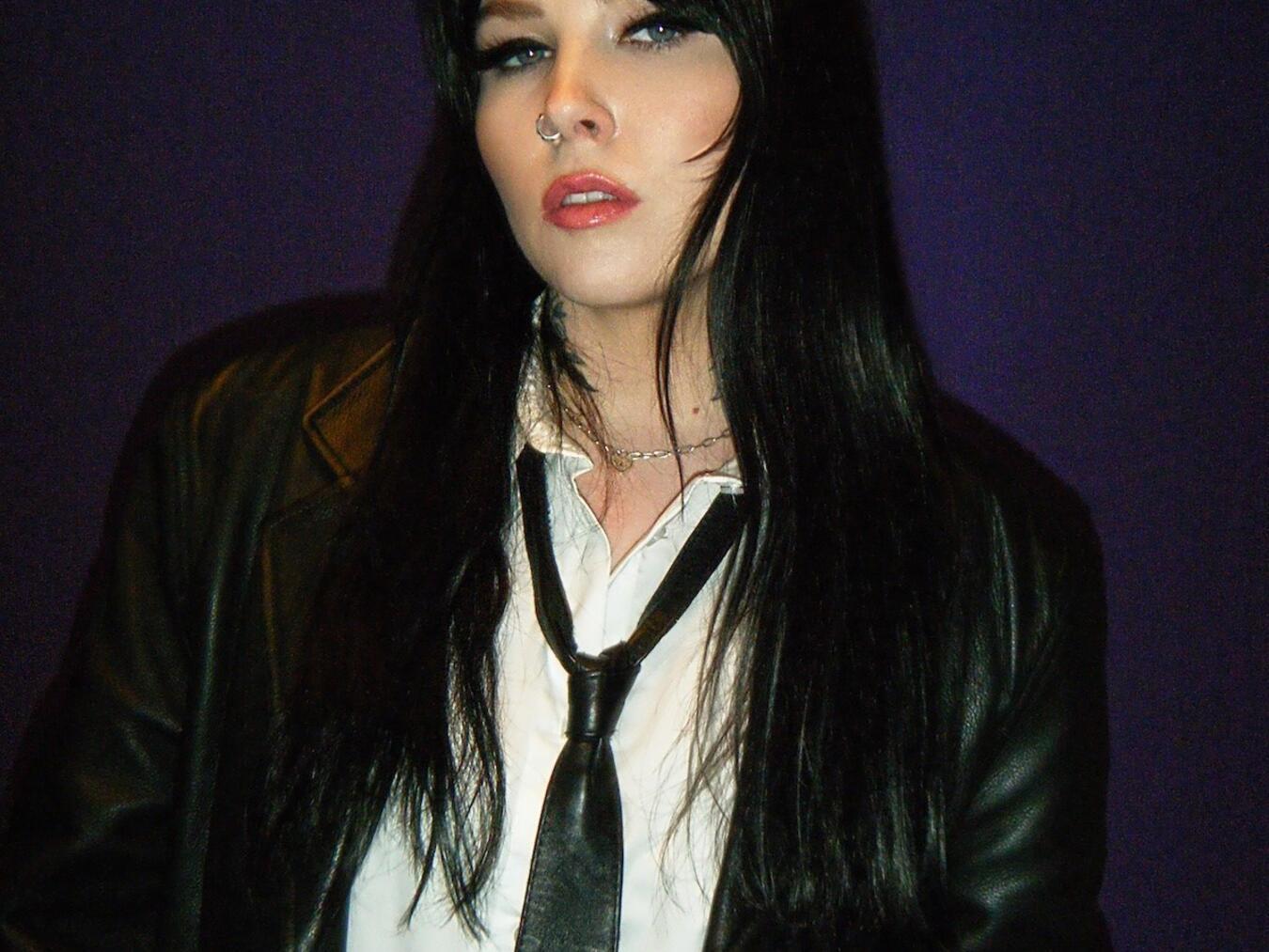 Sängerin Kenya Grace bringt im Sommer internationales Flair zu San Hejmo und erschafft mit ihrem mitreißenden Dancefloor-Sounds einen neuen Blick auf elektronische Popmusik. Foto: © leonxphoto