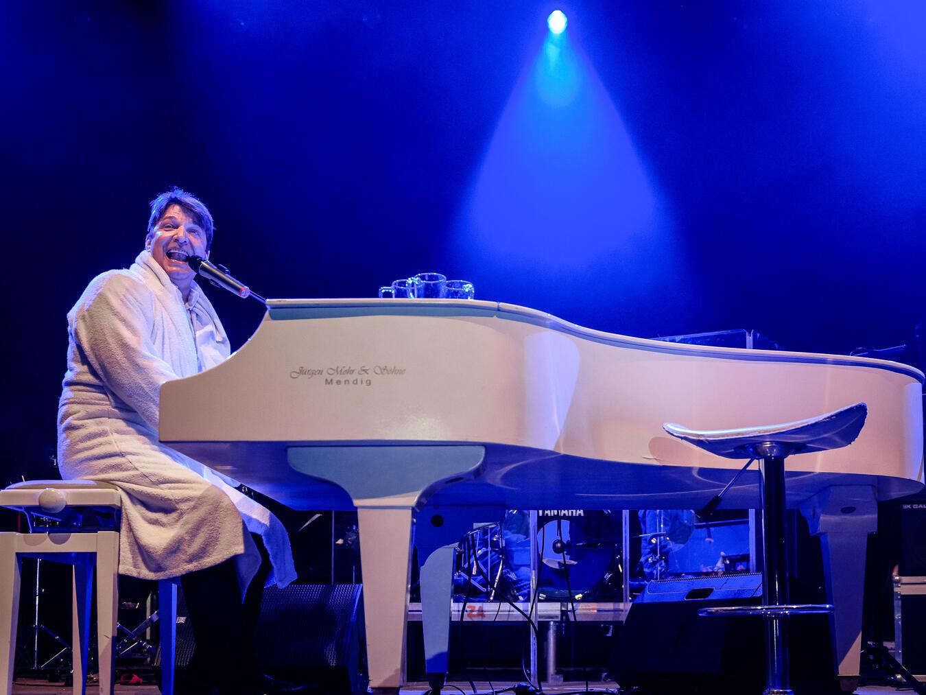 Sparkasse Rhein-Maas bittet zur PS-Auslosung ins Gocher Kastell SahneMixx-Frontmann Hubby Scherhag verkörpert den großen Entertainer Udo Jürgens so perfekt, dass sich die Zuschauer wie in einem Udo Konzert fühlen. Foto: Klaus Manns