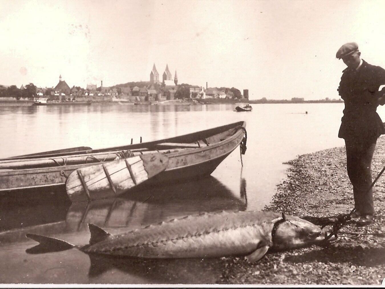 "Salmfischer bei Rees 1934, historische Fischerei am Rhein, Schwarz-Weiß-Foto"
