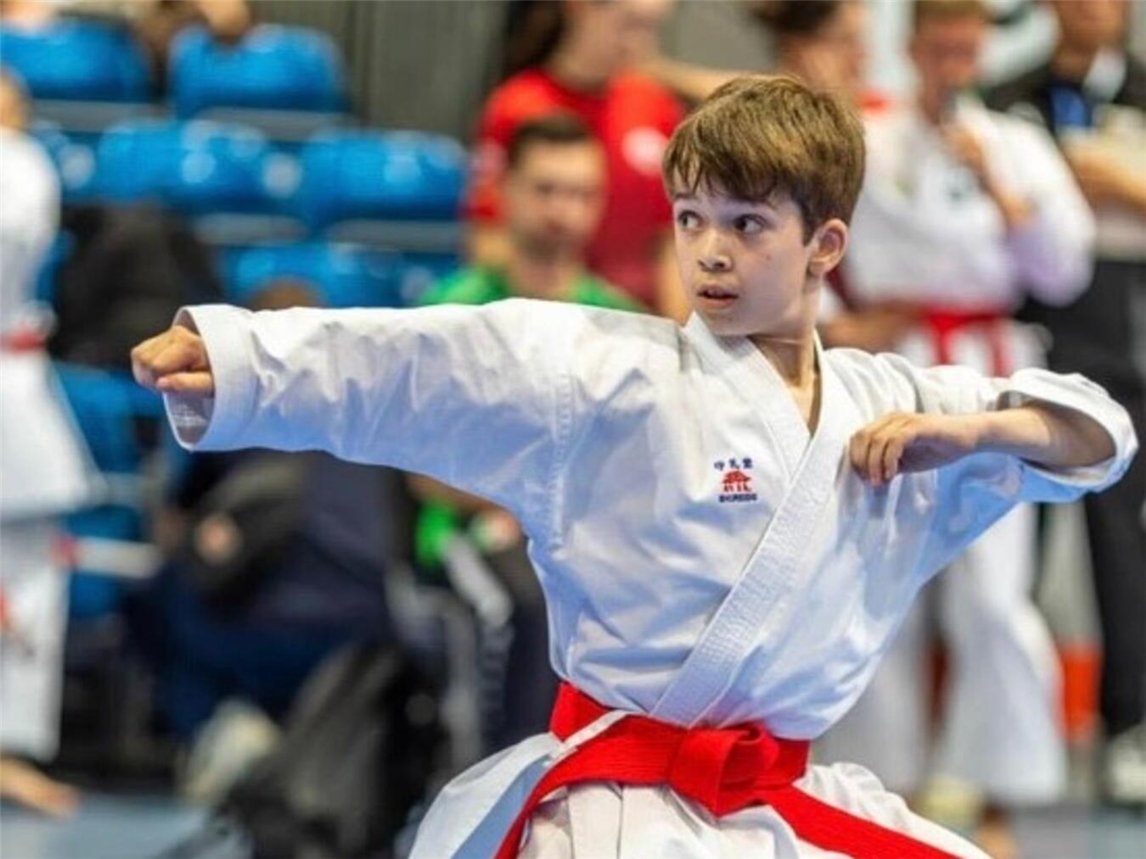 "Sam van Wijk erreicht Platz acht bei Kaiten Bedburg-Hau Judo-Turnier, kämpferische Pose auf der Matte"