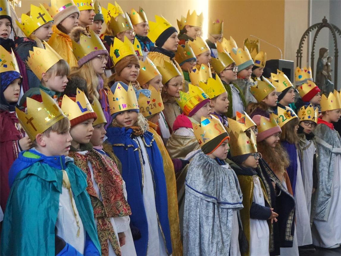 Sammeln Spenden für Kinderhilfsprojekte in aller Welt: die Sternsinger in Rees. Foto: Michael Scholten